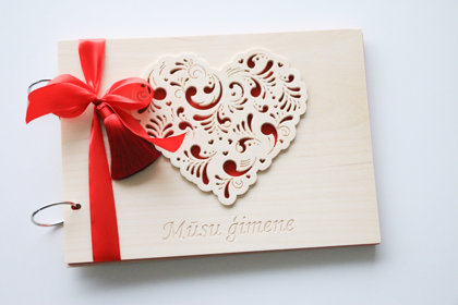 Foto albums ar mežģīnu sirdi uz vāka