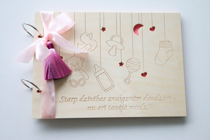 Foto albums ar rotaļlietām uz vāka